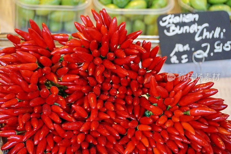 在食品市场买的红辣椒。慕尼黑,巴伐利亚。