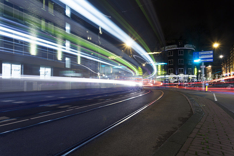 阿姆斯特丹抽象的灯光小径在晚上从电车