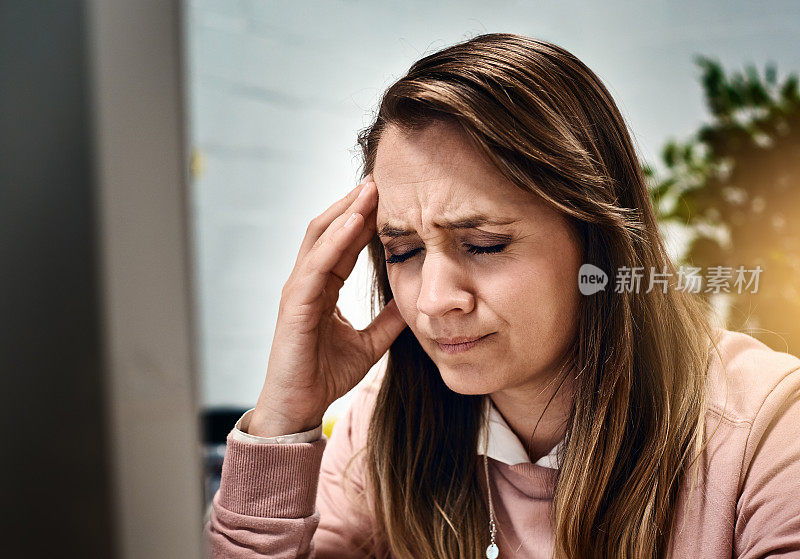 偏头痛或痛苦?不快乐的女人抬起头，闭着眼睛