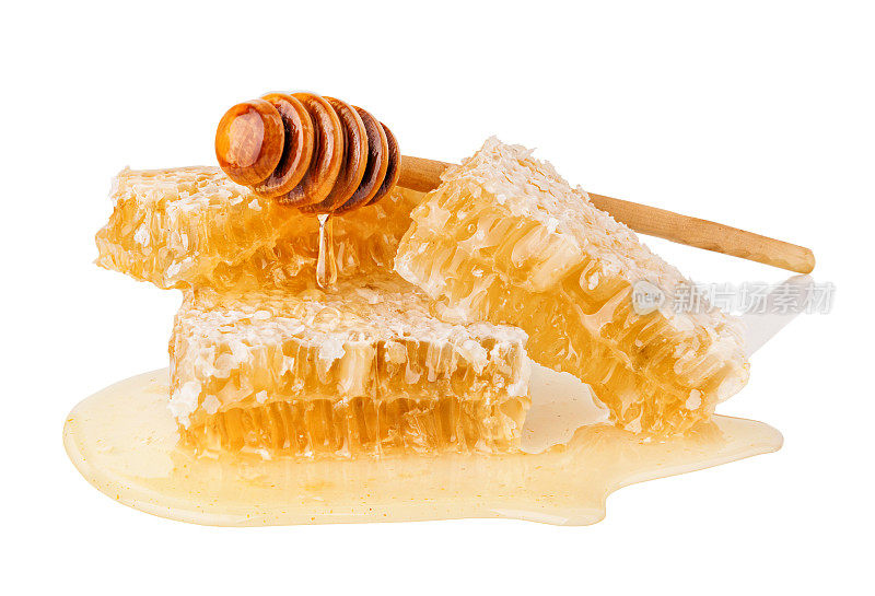 新鲜的蜂蜜和木勺与蜂蜜隔离在白色背景与修剪路径