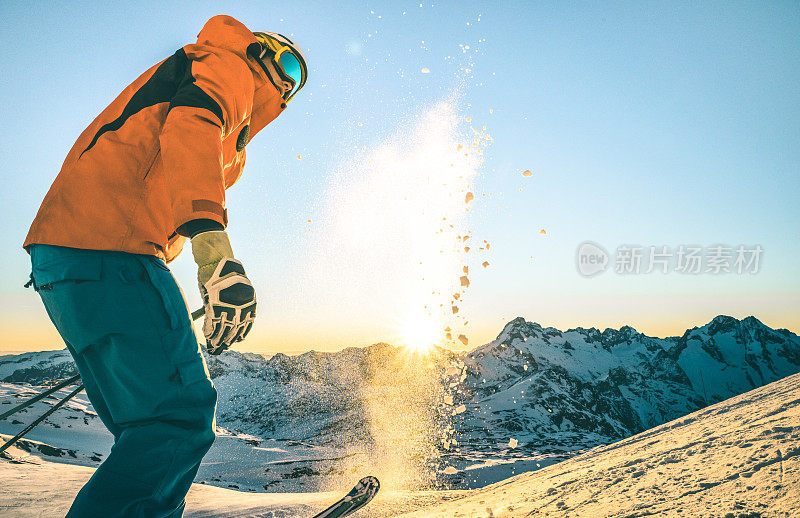 专家专业滑雪者在日落在法国阿尔卑斯山滑雪胜地放松的时刻-冬季运动概念与冒险的家伙在山顶准备骑下来-侧面的观点与蓝绿色和橙色滤镜