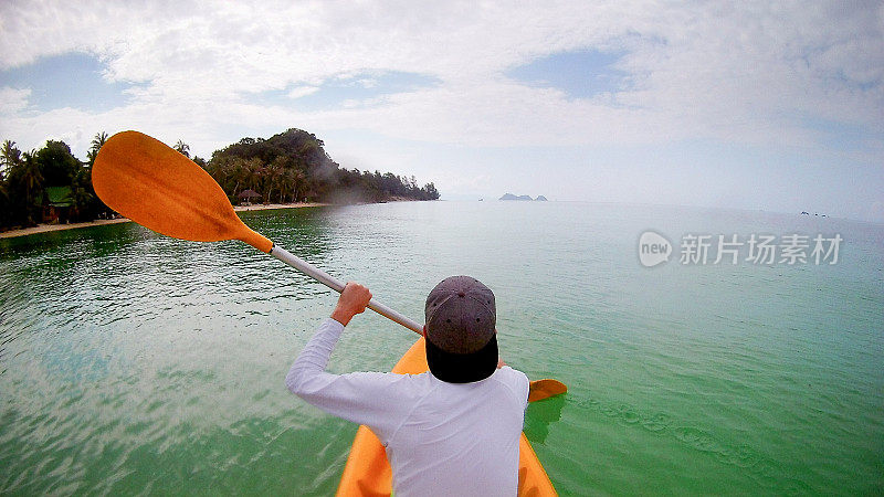 在泰国的帕岸岛，一名运动爱好者正在享受皮划艇