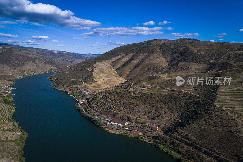 杜罗河的鸟瞰图和周围的梯田斜坡和葡萄酒酿造庄园在葡萄牙，欧洲