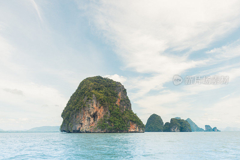 崎岖的山在热带岛屿泰国旅游目的地