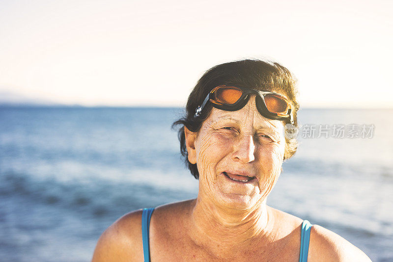 海滩上穿着泳衣的老女人