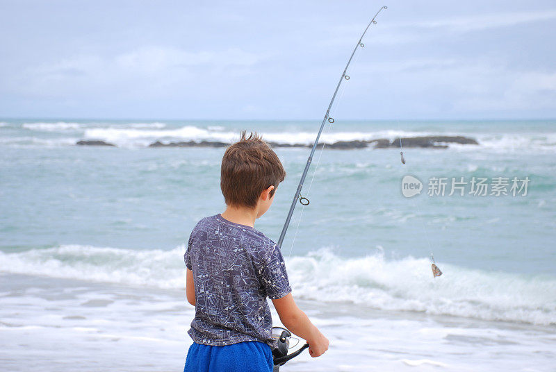 男孩在夏天冲浪钓鱼