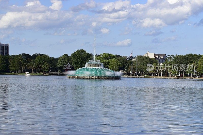 Eola湖公园开阔视野，湖中央有一个喷泉。