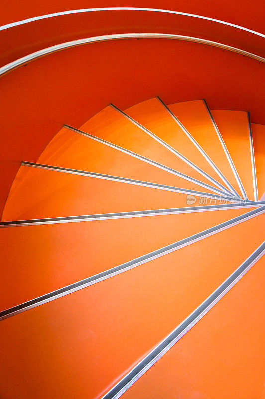 抽象的螺旋橙色楼梯背景