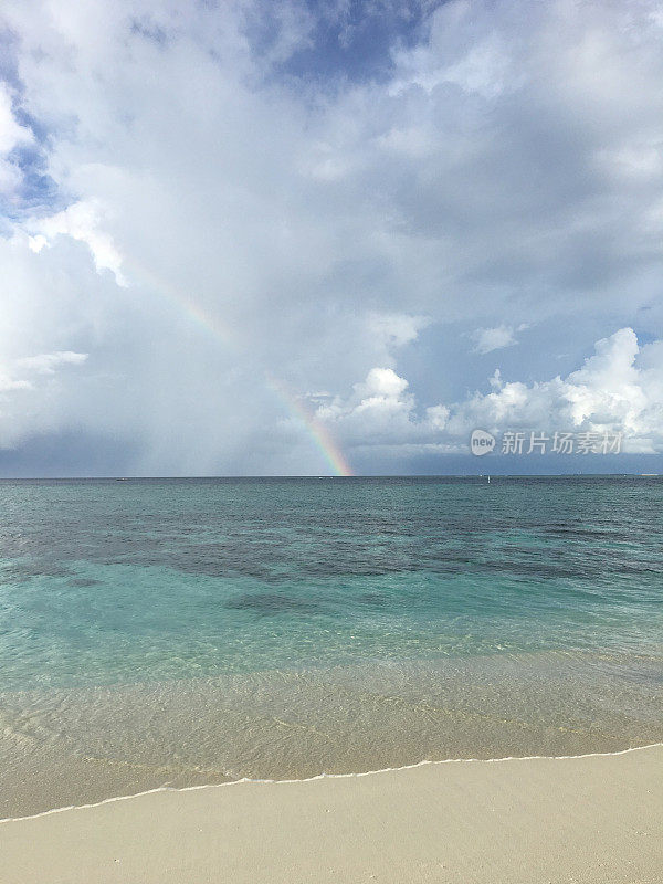 马尔代夫雨后海上的彩虹