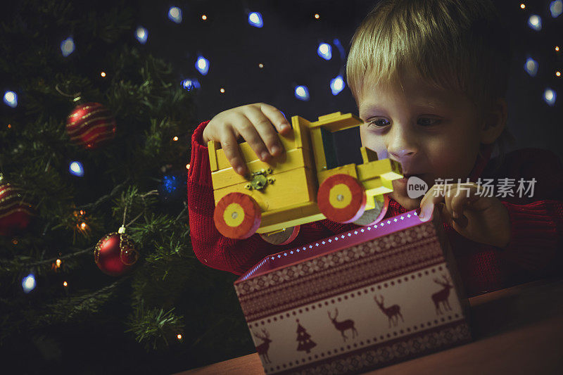 圣诞魔术礼品盒和玩具车