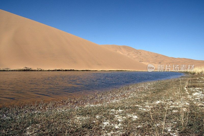 中国内蒙古巴丹吉林沙漠盐湖