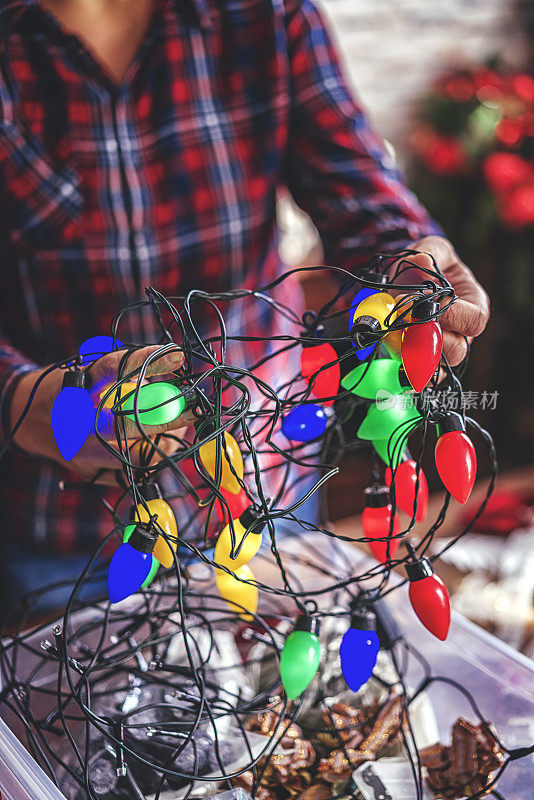 用装饰品和圣诞灯装饰圣诞树