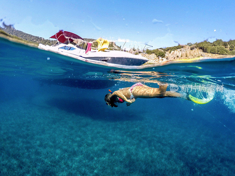 Göbün湾在Göcek。漂浮在海底的女士。