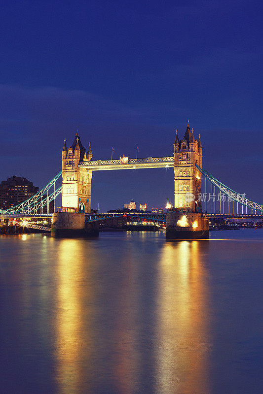 英国伦敦塔桥的夜景