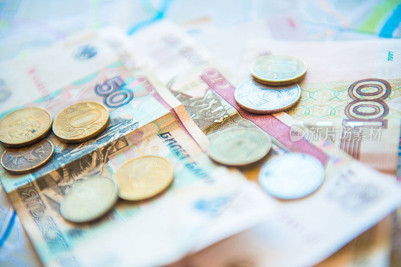 俄罗斯卢布纸币和硬币背景