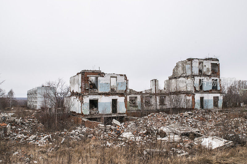 在一个军事城镇，一座废弃的多层建筑被拆毁