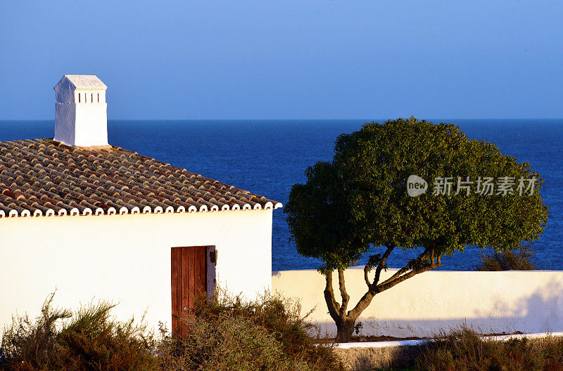 海边的白色小屋-阿尔波奇霍斯，阿尔加维，葡萄牙