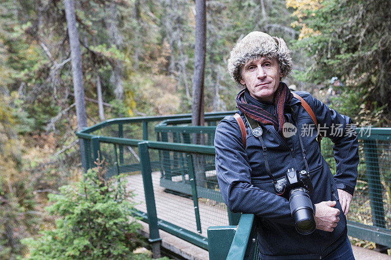 在加拿大落基山脉徒步旅行的成熟男子