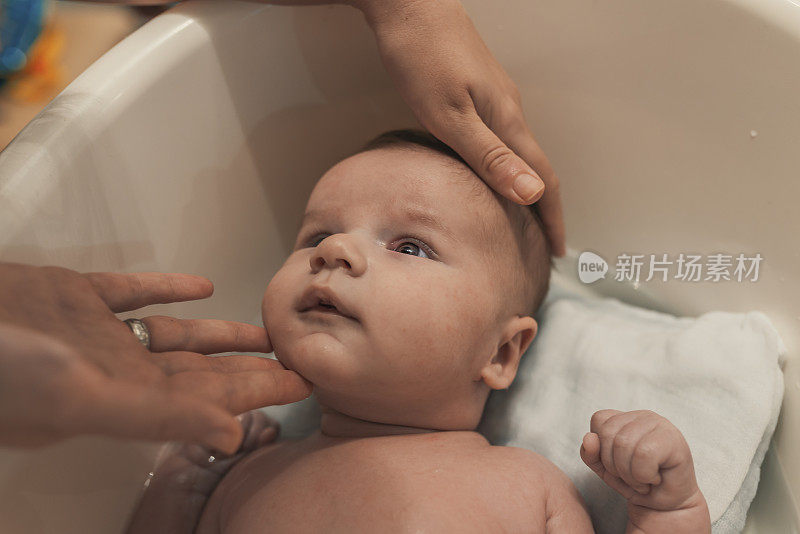 新生儿在浴缸里的照片