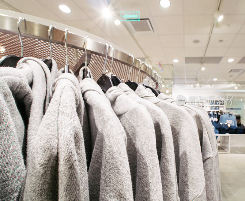 灰色运动衫或帽衫在商店，复印空间