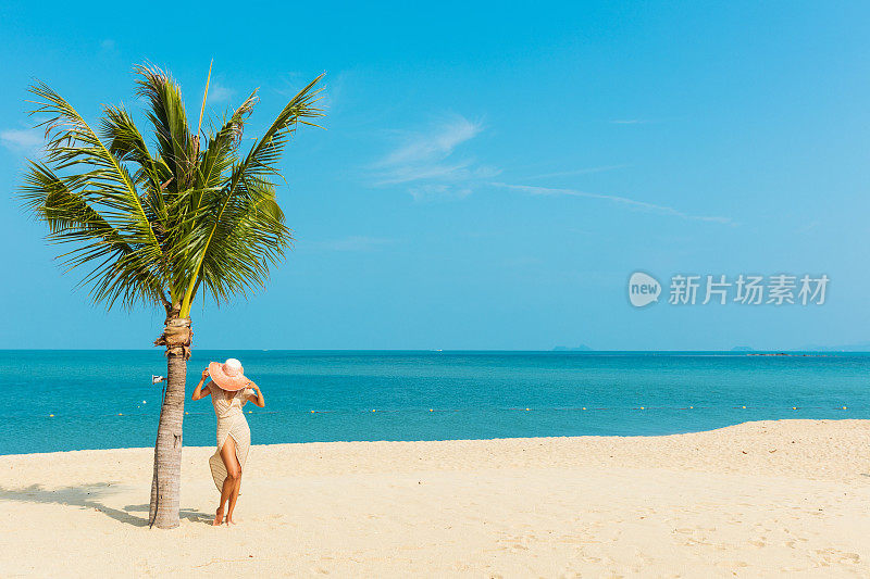 热带海滩上的女子