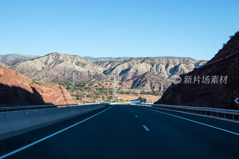 两条车道的公路通向丘陵和山区