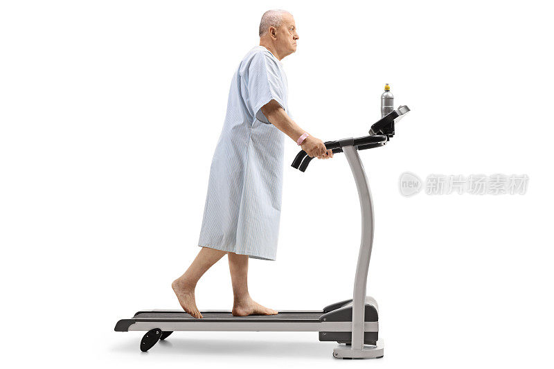 在跑步机上行走的老年病人