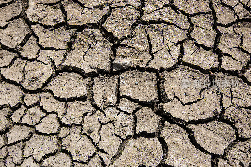 干旱期间龟裂的地球照片