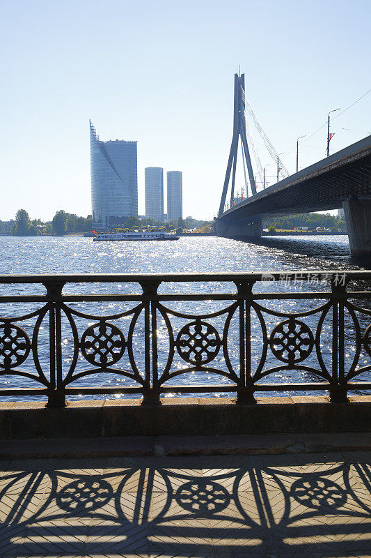 Düna河与Vanšu桥和商务大厦，里加，拉脱维亚