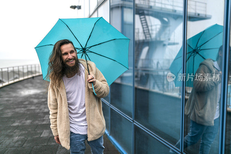 雨中笑靥如花的嬉皮士