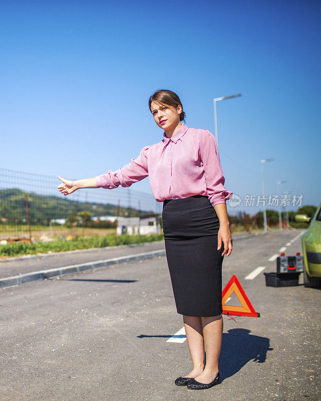 年轻女人和她的破车