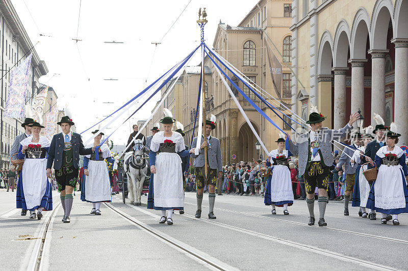 慕尼黑啤酒节——传统服装和步枪手在慕尼黑游行