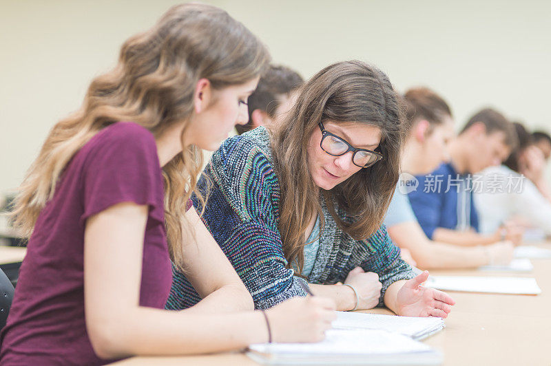 学生们一起在大学教室里学习