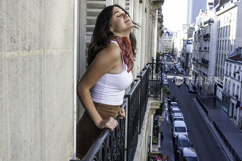 巴黎公寓阳台边的少女