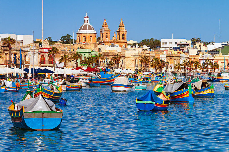 马耳他Marsaxlokk渔村的传统渔船港口