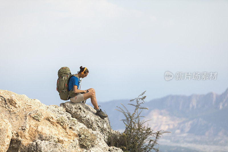 远足者在山上放松