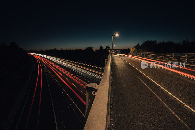 英国高速公路上的大灯和尾灯