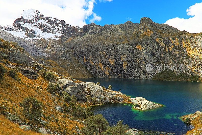 在秘鲁的安第斯山脉上，拉古纳·朱卡斯和斯诺戴着布兰卡的科迪拉