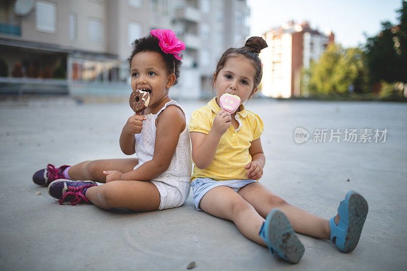 可爱的孩子们一起在户外吃冰淇淋