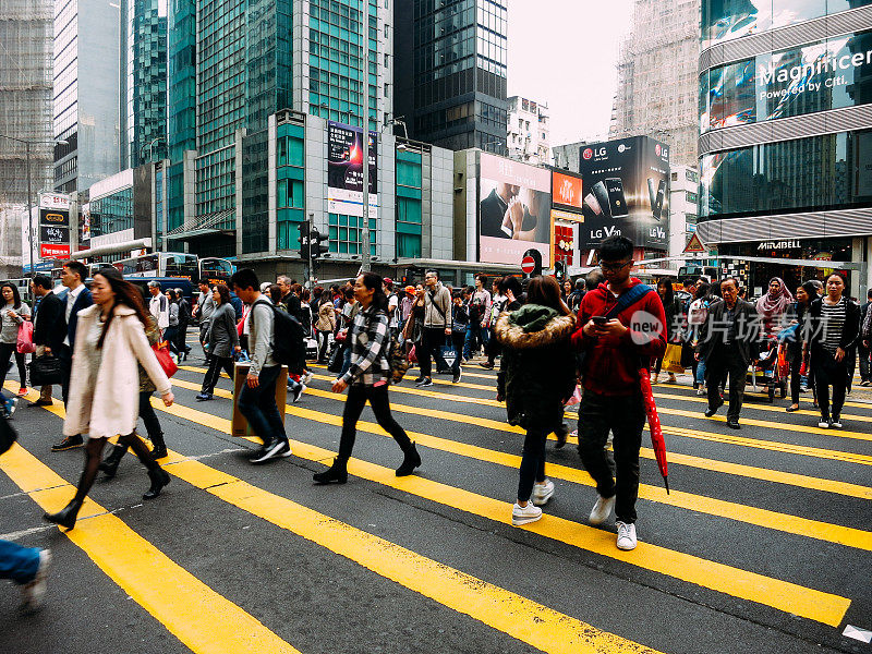 在香港，人群通勤者过马路、人行横道