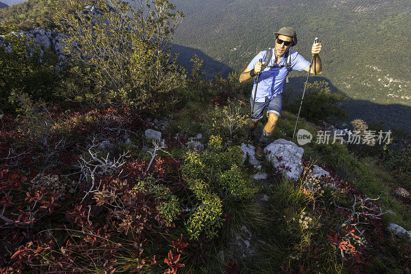 快乐的人在秋天的黎明远足在朱利安阿尔卑斯山，斯洛文尼亚，欧洲