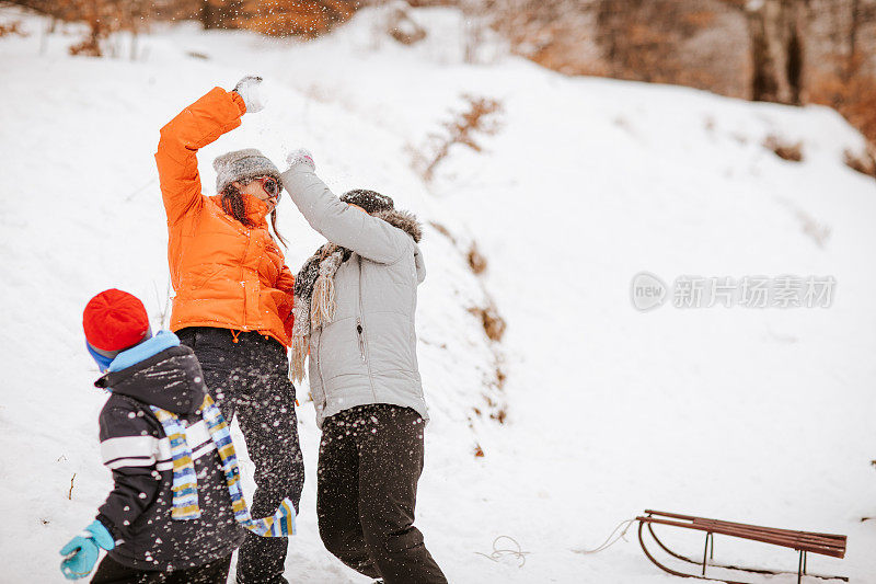 打雪仗