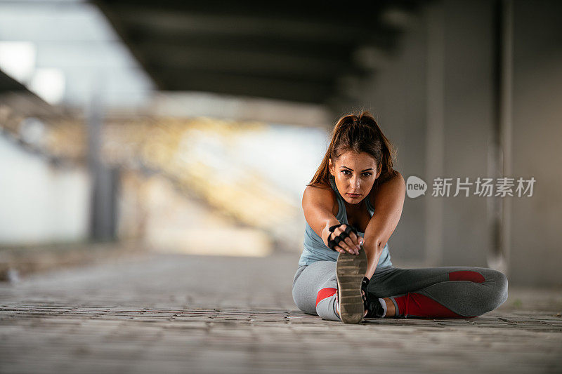 美丽和健康的女人正在进行锻炼