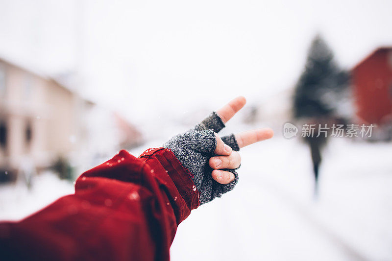 男人准备好清扫积雪了