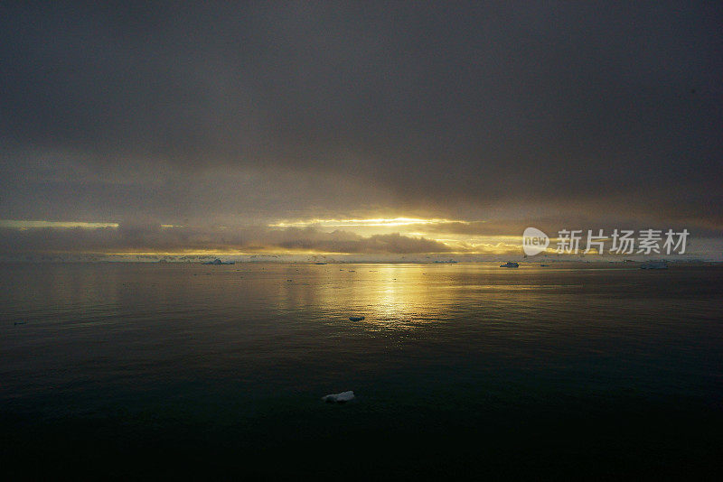 夕阳下美丽海面上的冰山