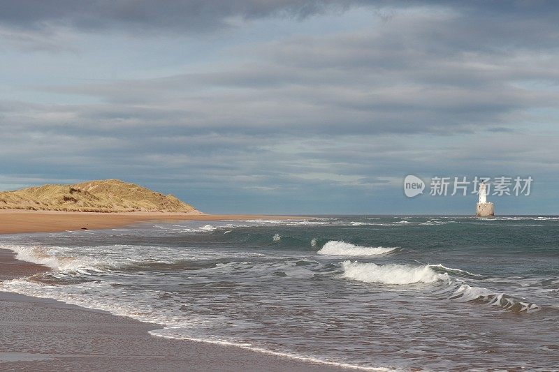 海上花岗岩平台上的白色灯塔，带有复制空间