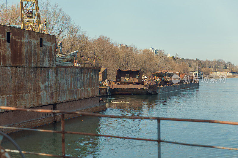 废弃的老工业河港