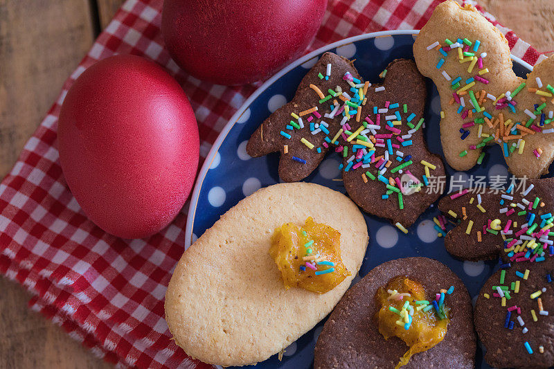 复活节兔子和鸡蛋形状的饼干特写