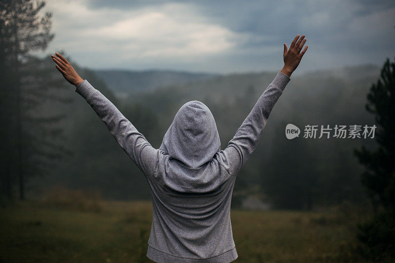 在一场大风暴中，一个女人在森林里