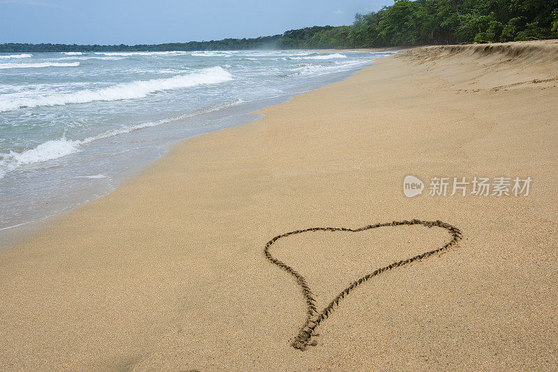 心被空旷的沙滩上的沙子吸引